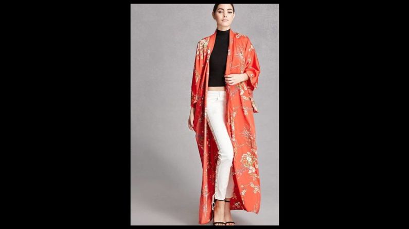 "Las prendas inspiradas en kimonos están súper de moda y en muchos casos son como unos nuevos blazers y chaquetas ideales para los días de verano 2021", escribe Mari Rodríguez Ichaso.