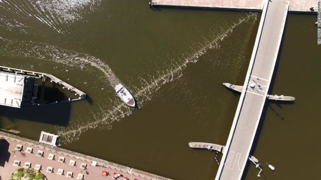 CNNE 1009740 - barrera de burbujas frena basura en canal de amsterdam