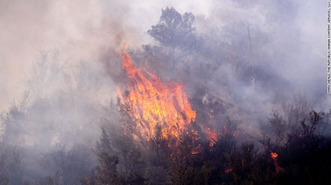 Las secas condiciones en Arizona están haciendo más difícil la contención de incendios en el área.