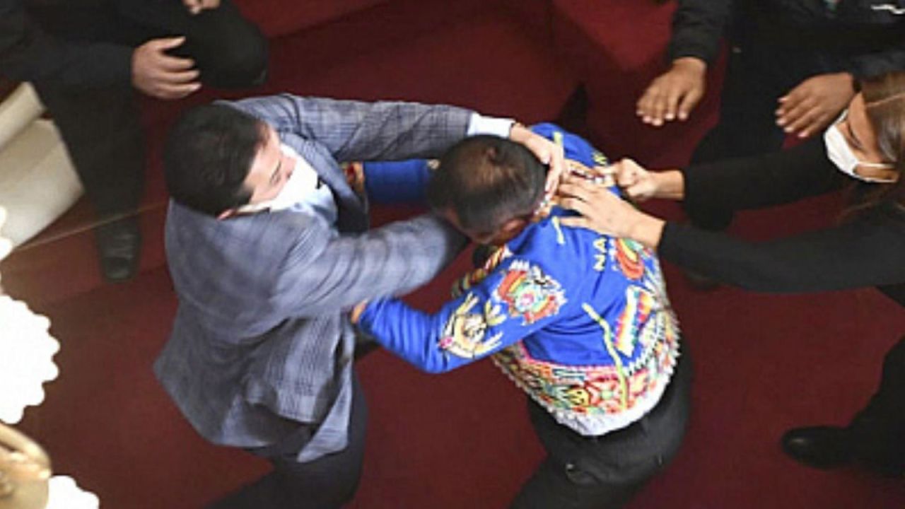 CNNE 1010026 - escandalo y golpes en el congreso de bolivia