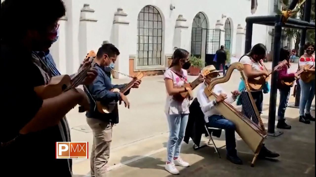 CNNE 1010138 - orquesta de jovenes lleva musica a centros de vacunacion