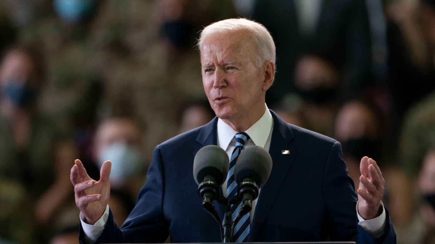 CNNE 1010216 - biden aterriza en inglaterra para su gira internacional