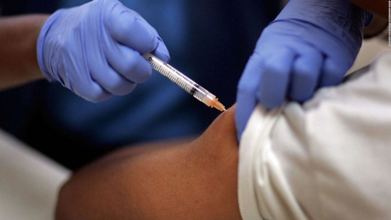 CNNE 1010354 - ninos inmigrantes no acompanados reciben vacunas