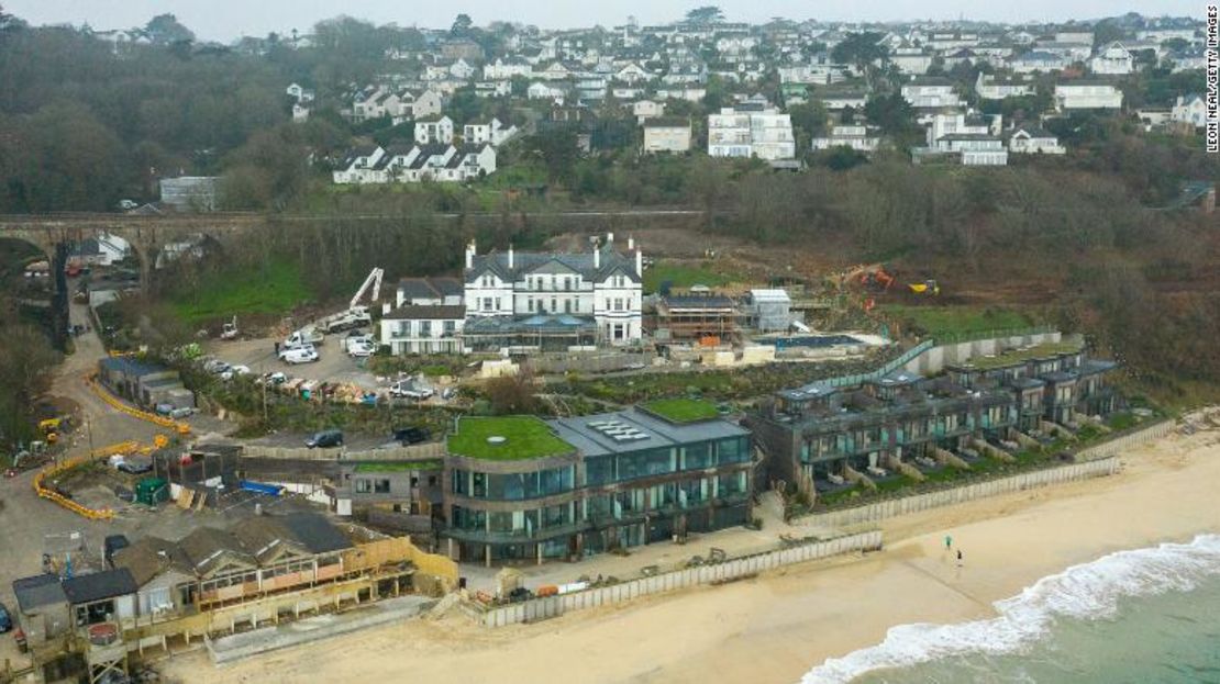 El hotel y la playa Carbis Bay Estate, que será la sede principal de la cumbre del G7, se ve desde un dron en marzo.