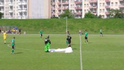 CNNE 1010556 - inesperada caida de un paracaidista en un estadio de futbol