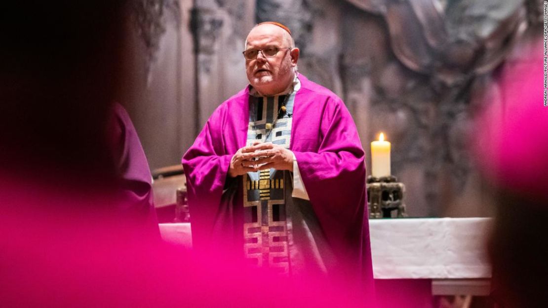 El cardenal Reinhard Marx da un sermón en Mainz, Alemania, en marzo de 2020.