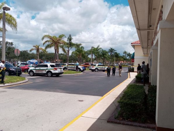 Según la oficina del shérif del condado de Palm Beach no se trató de una situación de un atacante activo. Esta era la escena justo después del tiroteo.