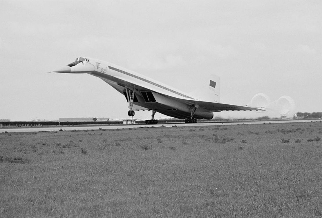 Un Tupolev Tu-144 ruso aterrizando en París, Francia, el 31 de mayo de 1971.