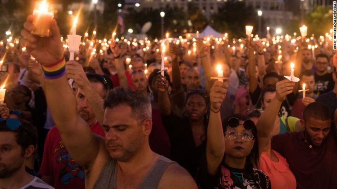 Un servicio conmemorativo del 13 de junio de 2016 para las víctimas del tiroteo en el club Pulse, en Orlando, Florida.