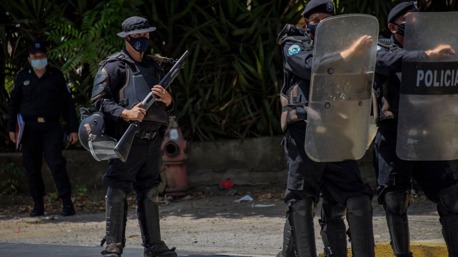 Policías antidisturbios montan guardia frente a la casa de Cristiana Chamorro, exdirectora de la Fundación Violeta Barrios de Chamorro y precandidata presidencial, en Managua el 2 de junio de 2021.