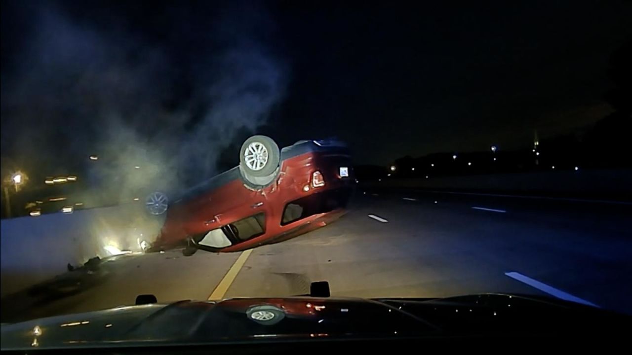 CNNE 1012030 - policia vuelca auto de mujer embarazada en persecucion