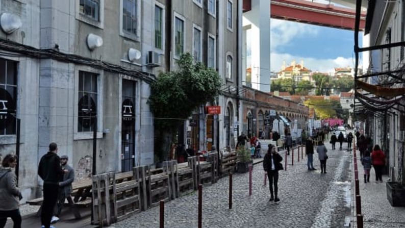 9. Rua Rodrigues de Faria, Lisboa, Portugal: Esta calle en Lisboa es el hogar de LX Factory, un antiguo espacio industrial que ahora alberga restaurantes y tiendas, incluida la impresionante librería Ler Devegar. Shutterstock