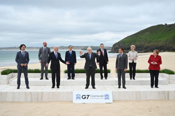 Los líderes mundiales saludan en el inicio de la Cumbre del G7, que se realiza en Cornualles, Gran Bretaña. Es la primera reunión desde que comenzó la pandemia mundial de coronavirus, ya que en 2020 fue suspendida.