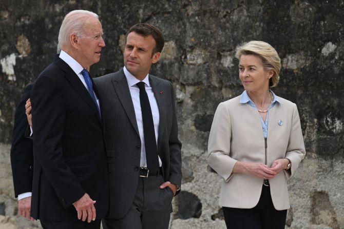 Joe Biden, Emmanuel Macron y Úrsula von der Leyen, en la Cumbre del G7. La reunión se perfila como una de las más importantes de la historia reciente.