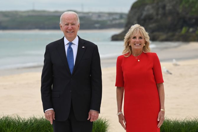 Joe y Jill Biden en el inicio de la Cumbre del G7. El presidente de Estados Unidos llega con la intención de restaurar las alianzas tradicionales del país.