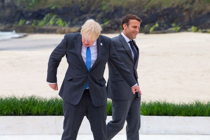 Boris Johnson y Emmanuel Macron en el inicio de la Cumbre del G7. La economía global en plena pandemia ocupa el primer lugar en la agenda del encuentro.