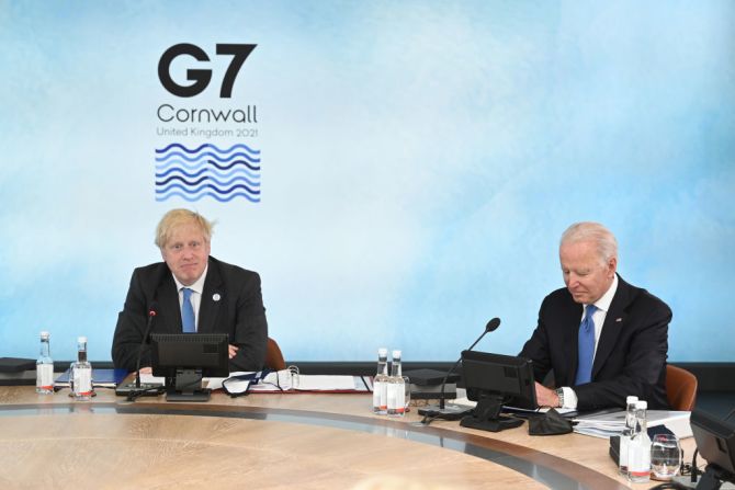 Boris Johnson y Joe Biden se encontraron cara a cara por primera vez en una sesión fotográfica diseñada para replicar una alianza histórica de la Segunda Guerra Mundial.