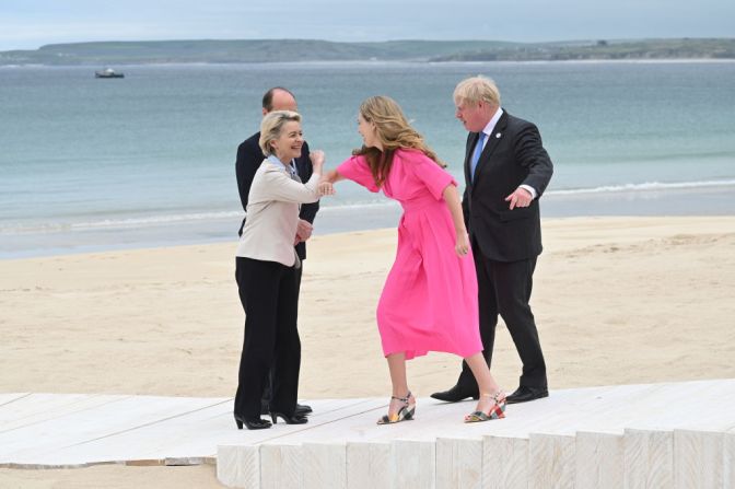 Boris Johnson y su esposa, Carrie Johnson, reciben a Ursula von der Leyen. Se espera que el G7 anuncie un respaldo para el impuesto mínimo global impulsado por Estados Unidos.