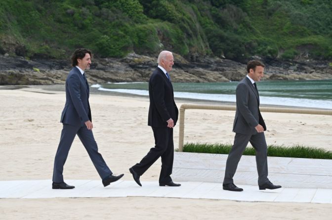 Justin Trudeau, Joe Biden y Emmanuel Macron, en la recepción del G7.