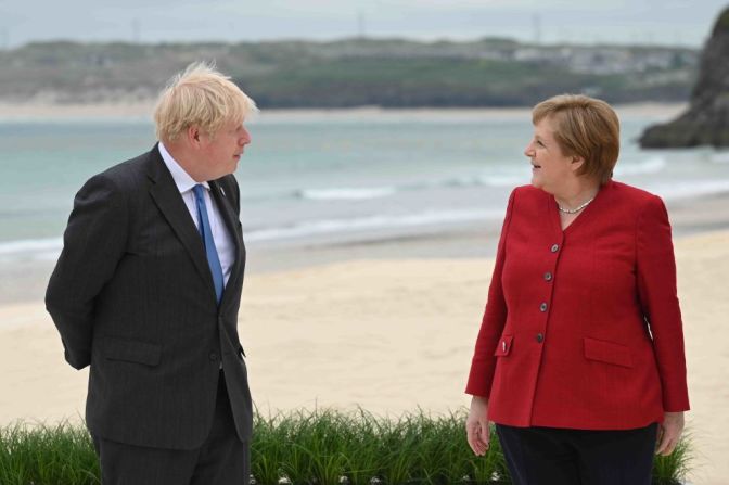 Boris Johnson y Angela Merkel. En una declaración antes del G7, el primer ministro del Reino Unido dijo que instará a sus compañeros líderes que asuman compromisos concretos para vacunar al mundo.