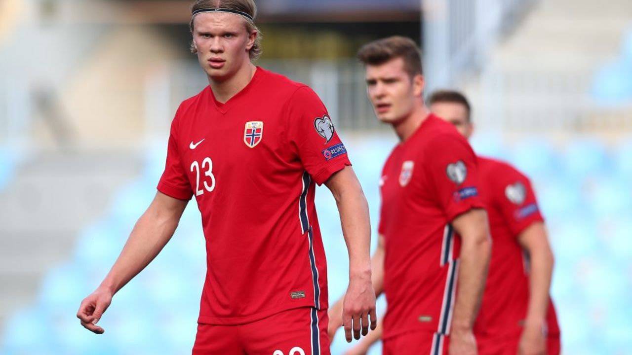 MÁLAGA, ESPAÑA - 27 DE MARZO: Erling Haaland, de Noruega, mira durante el partido de clasificación para la Copa Mundial de la FIFA 2022 de Qatar entre Noruega y Turquía en el estadio de La Rosaleda el 27 de marzo de 2021 en Málaga, España. Los estadios deportivos de Noruega siguen bajo estrictas restricciones debido a la pandemia de coronavirus, ya que las leyes de distanciamiento social del Gobierno prohíben a los aficionados entrar en los recintos, lo que hace que los partidos se jueguen a puerta cerrada.