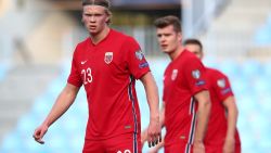 MÁLAGA, ESPAÑA - 27 DE MARZO: Erling Haaland, de Noruega, mira durante el partido de clasificación para la Copa Mundial de la FIFA 2022 de Qatar entre Noruega y Turquía en el estadio de La Rosaleda el 27 de marzo de 2021 en Málaga, España. Los estadios deportivos de Noruega siguen bajo estrictas restricciones debido a la pandemia de coronavirus, ya que las leyes de distanciamiento social del Gobierno prohíben a los aficionados entrar en los recintos, lo que hace que los partidos se jueguen a puerta cerrada.