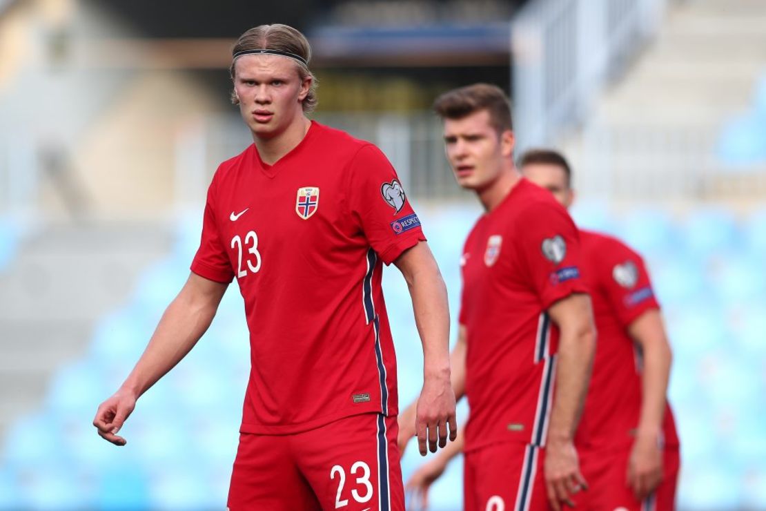 Erling Haaland con la camiseta de Noruega, durante el partido de clasificación para la Copa Mundial de la FIFA 2022 de Qatar entre Noruega y Turquía en el estadio de La Rosaleda el 27 de marzo de 2021 en Málaga, España.