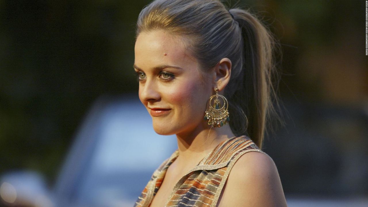 CNNE 1012410 - alicia silverstone ensena a pronunciar su nombre