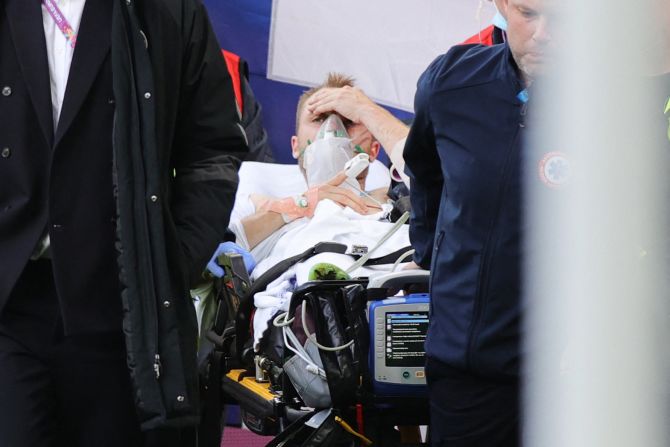 Los jugadores de Dinamarca escoltan al mediocampista y es trasladado al hospital para ser sometido a exámenes. . varias fuentes / AFP).
