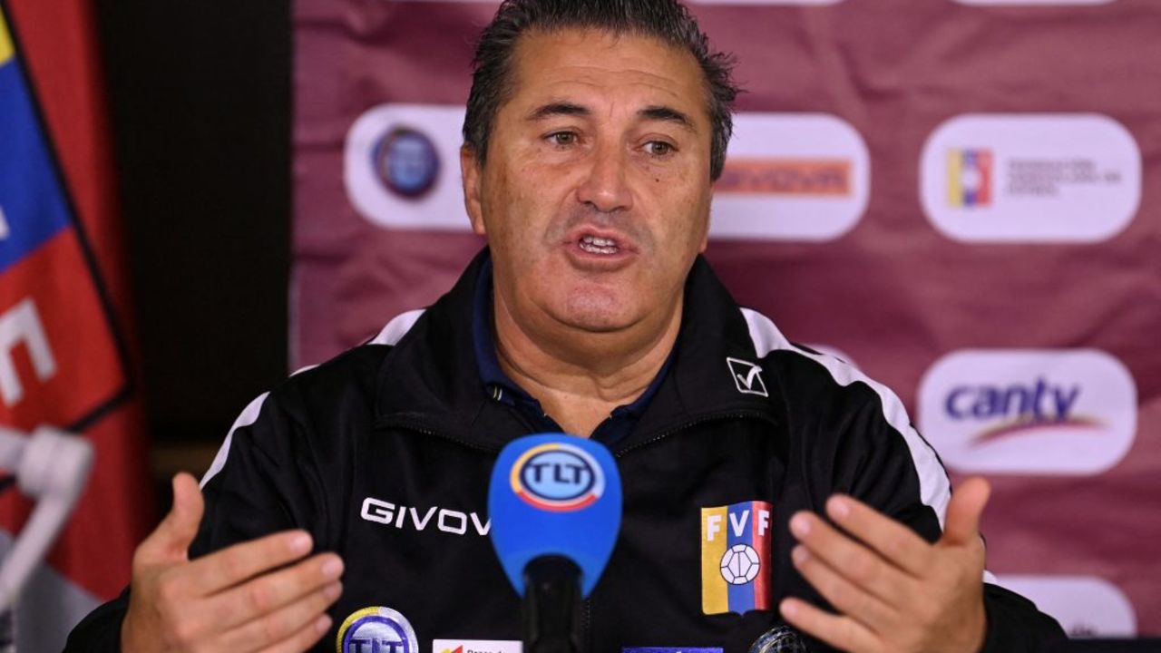 Venezuela's team coach, Portuguese Jose Peseiro (L) speaks during a press conference in Caracas on May 31, 2021, ahead of their FIFA World Cup Qatar 2022 qualifier matches against Bolivia and Uruguay. (Photo by Yuri CORTEZ / AFP)