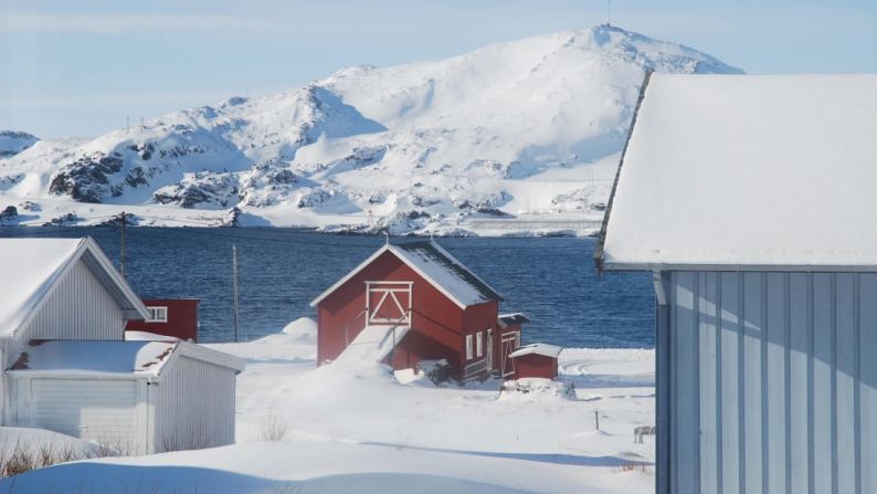 Ártico chic: las casas de Kongsfjord están muy lejos de ser las de su Italia natal. Foto: Valentina Miozzo/ViaggiareLibera