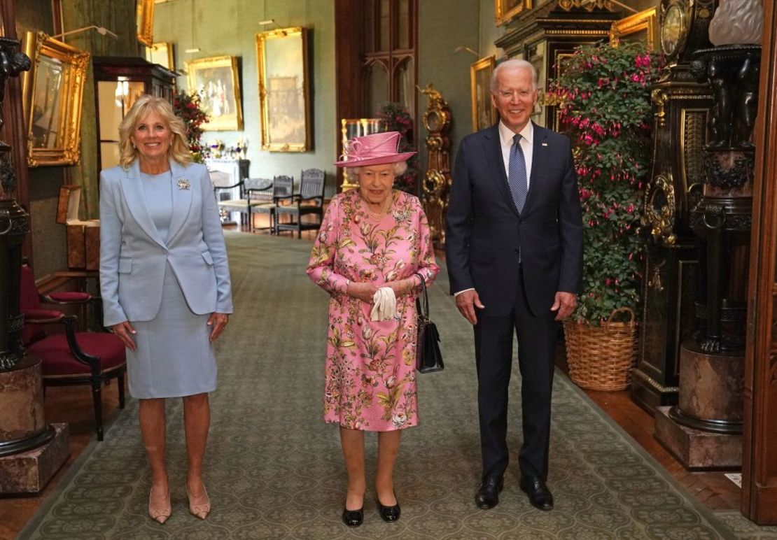 CNNE 1012941 - asi recibio la reina isabel ii recibio a joe biden en el castillo de windsor