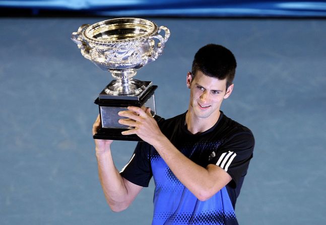 El 27 de enero de 2008, Novak Djokovic ganó el primer Gran Slam de su carrera: el Abierto de Australia. Su victoria fue contra el francés Jo-Wilfried Tsonga. (Foto por Quinn Rooney/Getty Images).