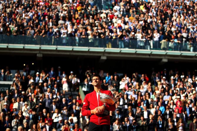 Djokovic ha ganado el Roland Garros en dos ocasiones en su carrera. La primera fue el 5 de junio de 2016 ante el británico Andy Murray. En la imagen, el serbio sostiene su trofeo ese día.