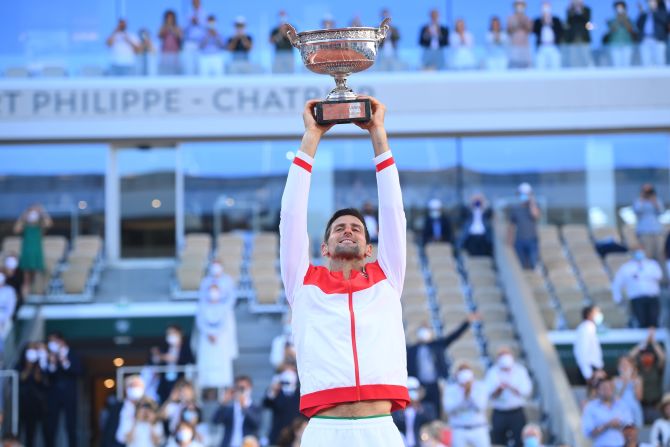 El segundo trofeo de Roland Garros llegó para Djokovic este domingo 13 de junio. El serbio le ganó al griego Stéfanos Tsitsipás. Con esto, Novak lleva dos de los cuatro Grand Slam en 2021. Ganarlos todos en un solo año no lo ha logrado Roger Federer ni Rafael Nadal.