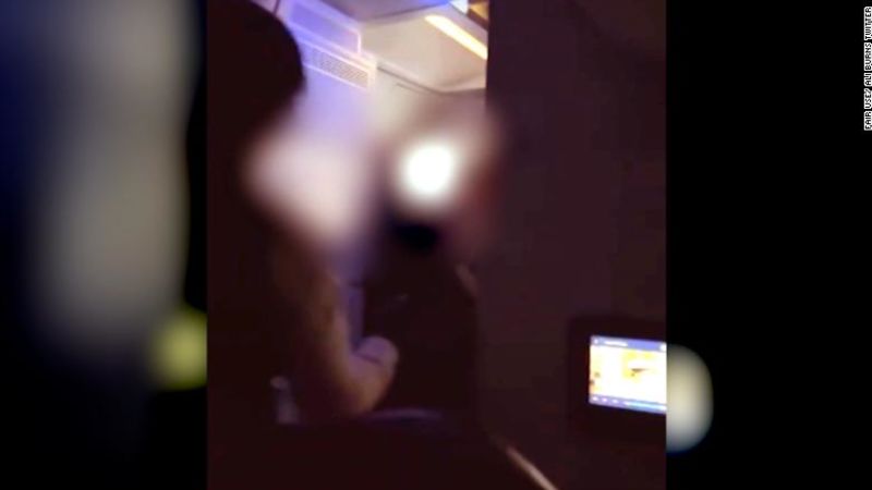 Pasajeros y tripulación de Delta someten a un auxiliar de vuelo fuera de servicio en un viaje con destino a Atlanta | CNN