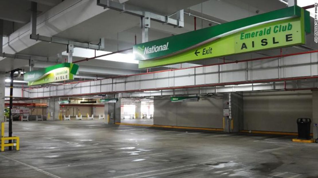 Un terreno baldío en la agencia de alquiler Nacional en el Aeropuerto Internacional de Miami.