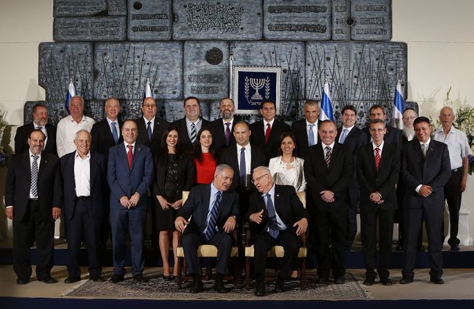 Los miembros del 34° gobierno de Israel, formado en mayo de 2015. Sentados en el centro se encuentran el primer ministro Benjamin Netanyahu y el presidente Reuven Rivlin. Parado entre ellos aparece Naftali Bennett, ministro de Educación.