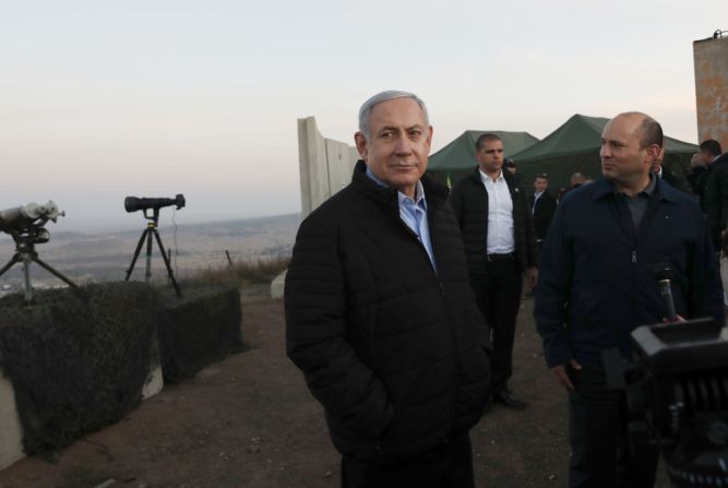 El primer ministro de Israel Benjamin Netanyahu junto al entonces ministro de Defensa Naftali Bennett en una visita a los Altos del Golán el 24 de noviembre de 2019.