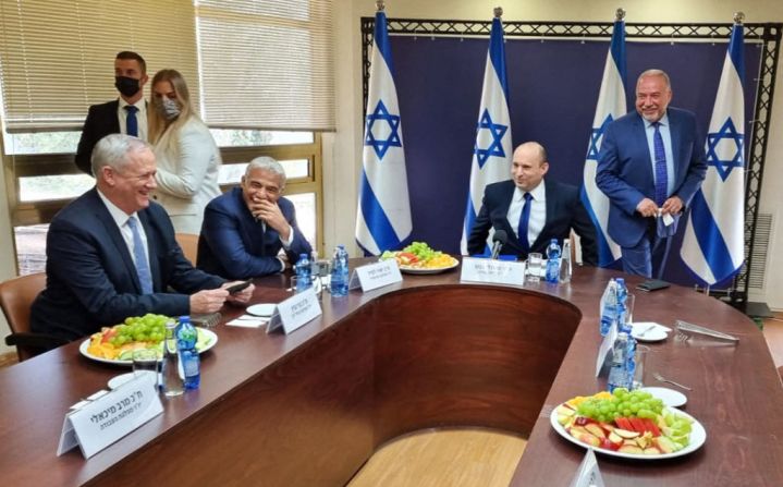 Los líderes políticos israelíes Benny Gantz, Yair Lapid, Naftali Bennett y Avigdor Lieberman, miembros de la nueva coalición de gobierno, en una reunión del 13 de junio de 2021 antes de la votación.