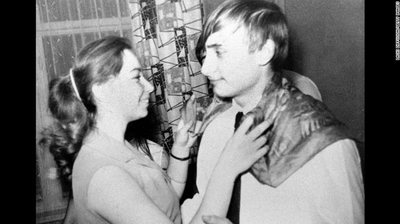 Putin baila con una compañera de clase durante una fiesta en 1970.