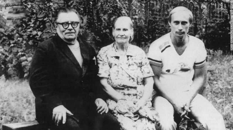 Putin posa con sus padres, Vladimir y María, en 1985. Un año antes, fue seleccionado para asistir al Instituto de Inteligencia Bandera Roja, donde aprendió alemán e inglés.