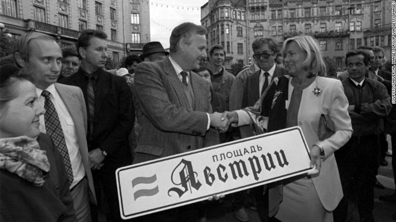 De 1991 a 1994, Putin se desempeñó como presidente del Comité de Relaciones Exteriores de San Petersburgo. También se desempeñó como teniente de alcalde de la ciudad. Aquí, Putin junto al alcalde de San Petersburgo, Anatoly Sobchak, en 1992.