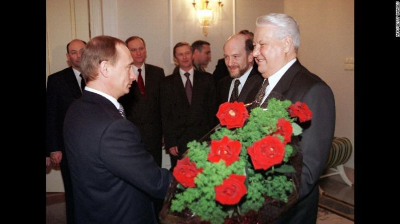 Putin ascendió rápidamente en las filas políticas. Aquí, le da flores al presidente Ruso Boris Yeltsin durante una ceremonia de despedida en Moscú en diciembre de 1999. Yeltsin, el primer presidente de Rusia elegido democráticamente, estaba renunciando a su cargo. Putin, su primer ministro, fue nombrado presidente interino hasta las elecciones, que Putin ganó varios meses después.