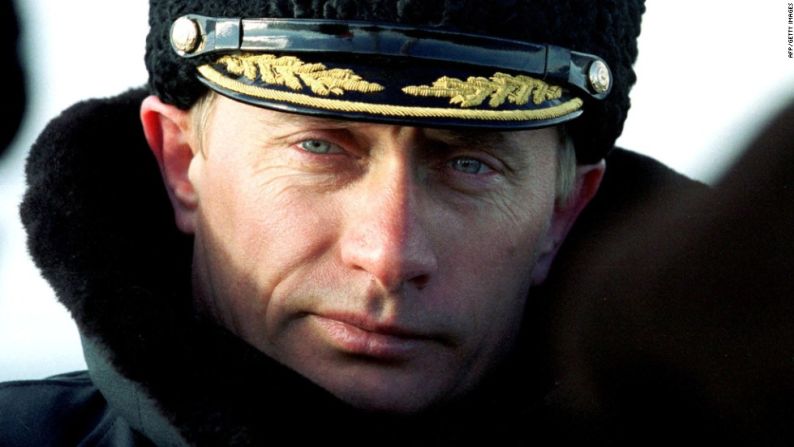 El presidente electo Putin observa la Flota del Norte de Rusia realizar ejercicios tácticos en el Mar de Barents en abril de 2000.