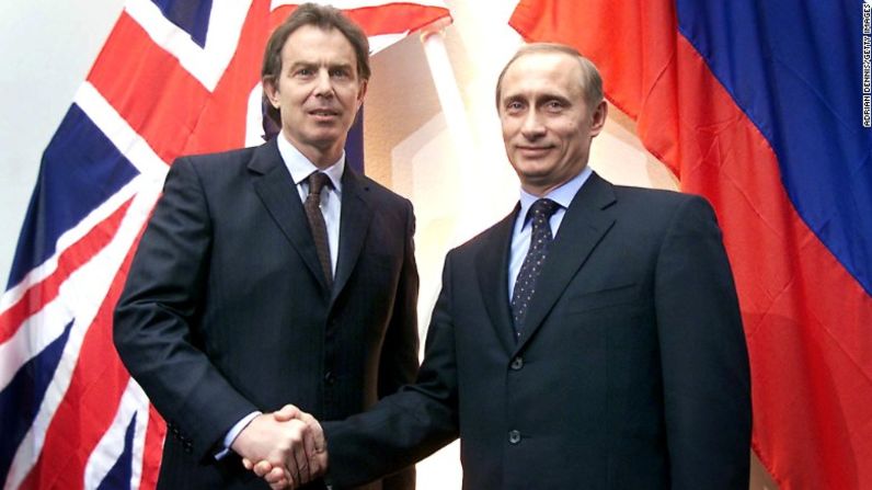 Putin le da la mano al primer ministro británico Tony Blair después de una conferencia de prensa en Londres en abril de 2000.