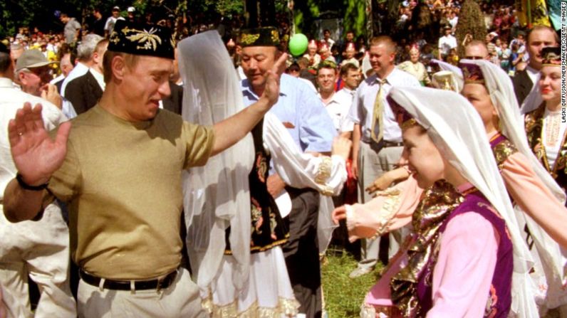 Putin baila con una joven en Kazán, Rusia, mientras participa en las festividades de verano en junio de 2000.