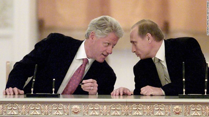 Putin y el presidente de Estados Unidos, Bill Clinton, conversan en Moscú en junio de 2000.