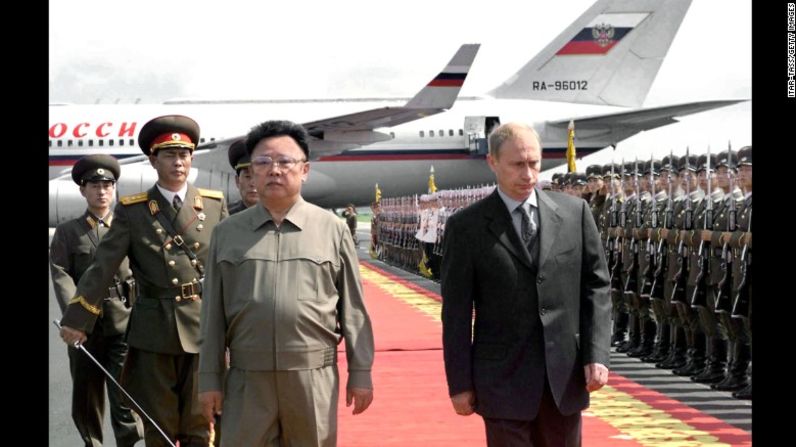 Putin es recibido por el líder de Corea del Norte, Kim Jong II, después de llegar a Pyongyang en julio de 2000. Rusia es uno de los pocos países que tiene relaciones diplomáticas con Corea del Norte.