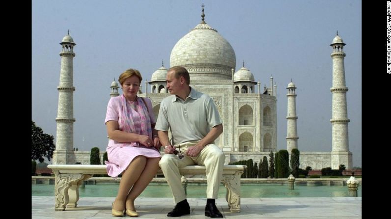 Putin habla con su esposa, Lyudmila, mientras posa frente al Taj Mahal en India en octubre de 2000. Estuvieron casados durante 30 años antes de que finalizara su divorcio en 2014. Tienen dos hijas juntos.